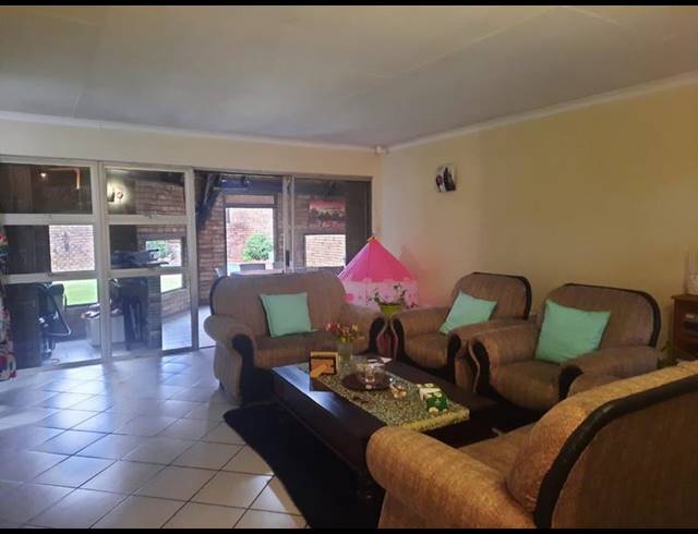 3 BEDROOM TOWNHOUSE FOR SALE IN VANDERBIJLPARK CE 3